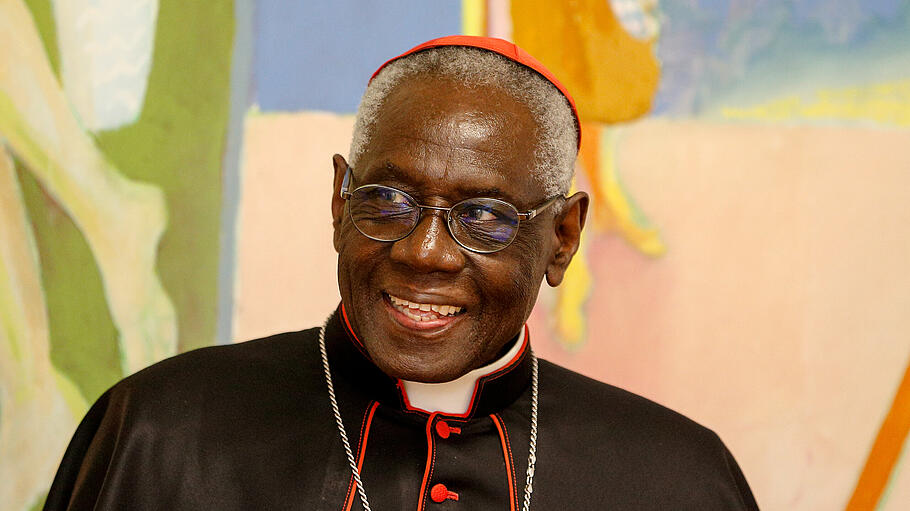 Kardinal Sarah sieht die Ursache des Verfalls in der gedanklichen Entkoppelung von Amt und Person