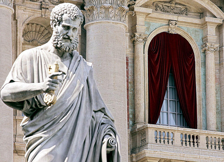 Petrus-Statue vor Balkon des Petersdoms