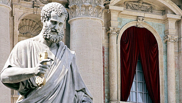Petrus-Statue vor Balkon des Petersdoms