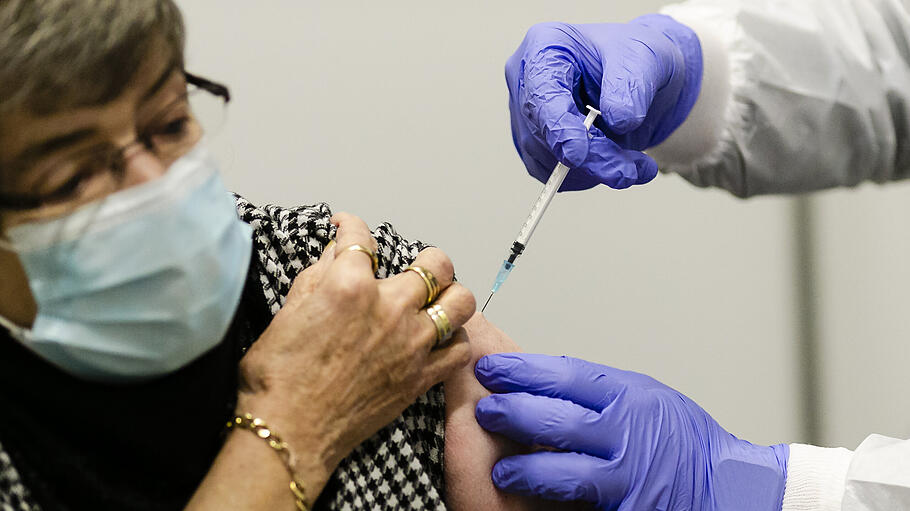 In Schleswig-Holsteins Impfzentren haben die Impfungen gegen das Coronavirus begonnen.