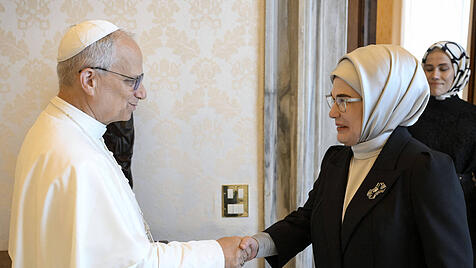 Papst Leo und Emine Erdogan