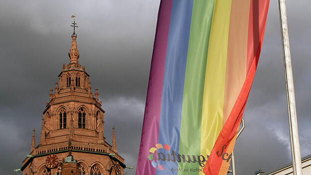 Regenbogenflagge vor dem Mainzer Dom