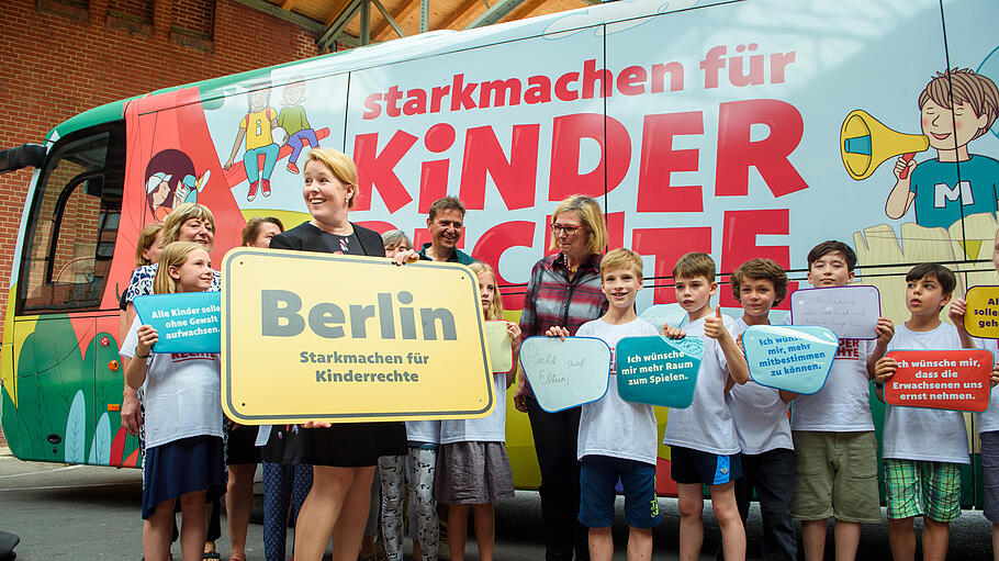 Daniela Schadt, Franziska Giffey und Angelika Schöttler stehen vor dem Bus der Kinderrechte