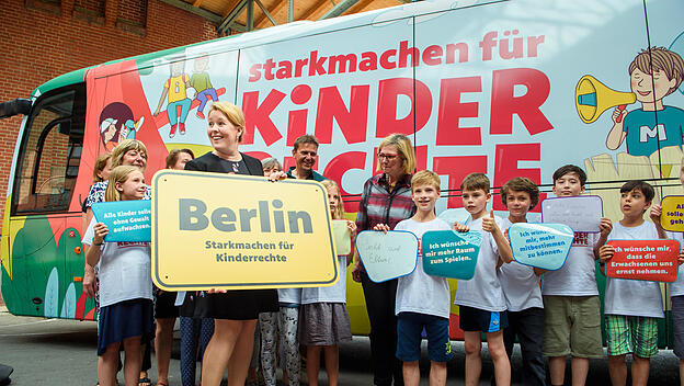 Daniela Schadt, Franziska Giffey und Angelika Schöttler stehen vor dem Bus der Kinderrechte