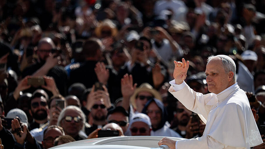 Papst Leo auf dem Petersplatz