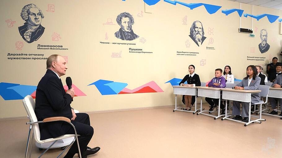 Vladimir Putin vor Schulklasse