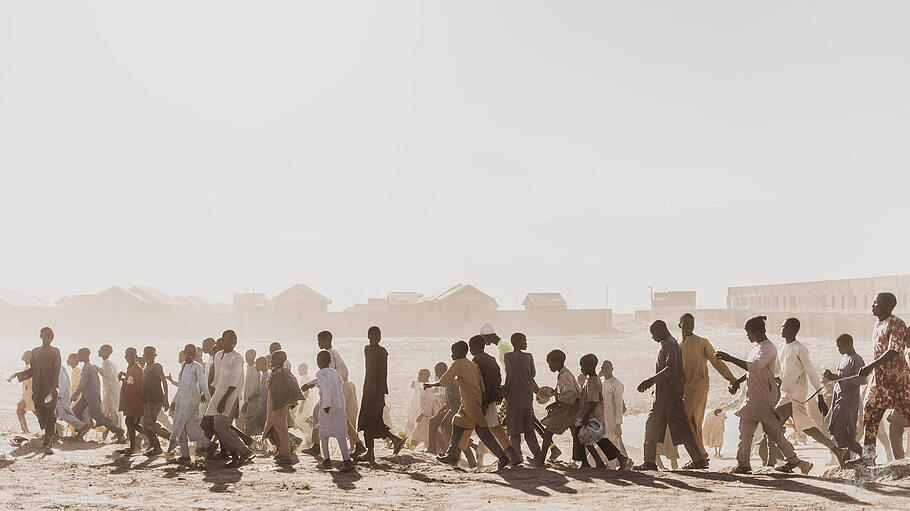 Bewohner eines zuvor zerstörten Dorfes in Nigeria