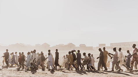 Bewohner eines zuvor zerstörten Dorfes in Nigeria