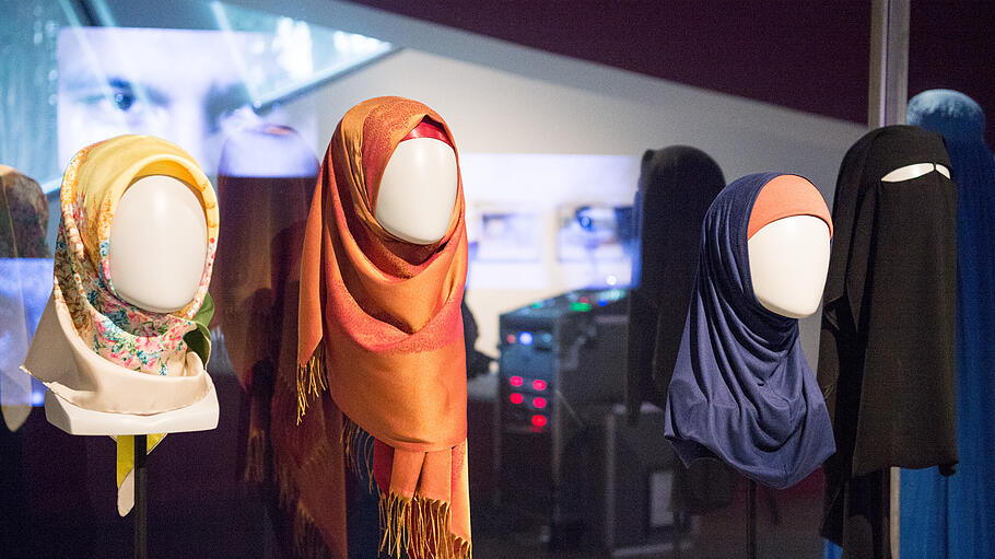 Hidschab Varianten in einer Ausstellung