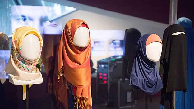 Hidschab Varianten in einer Ausstellung