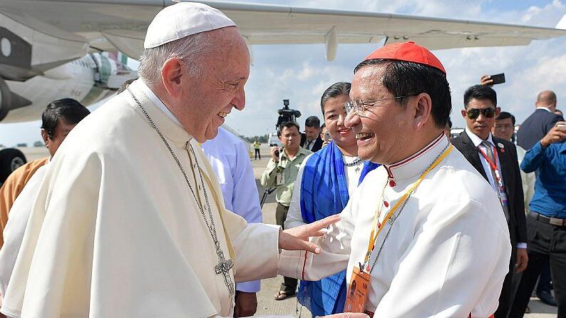 Papst Franziskus wird von Kardinal Bo begrüßt