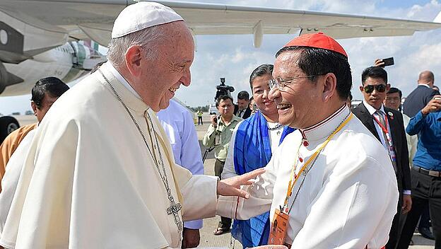 Papst Franziskus wird von Kardinal Bo begrüßt