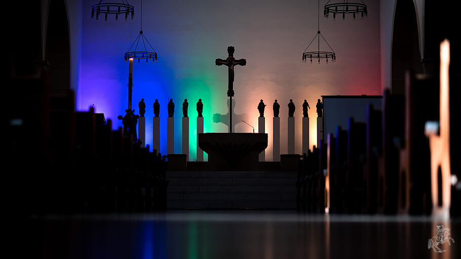 Bei einer „Segensfeier für alle Liebenden“ in der Pfarrkirche in Datteln ist der Altar in Regenbogenfarben erleuchtet.