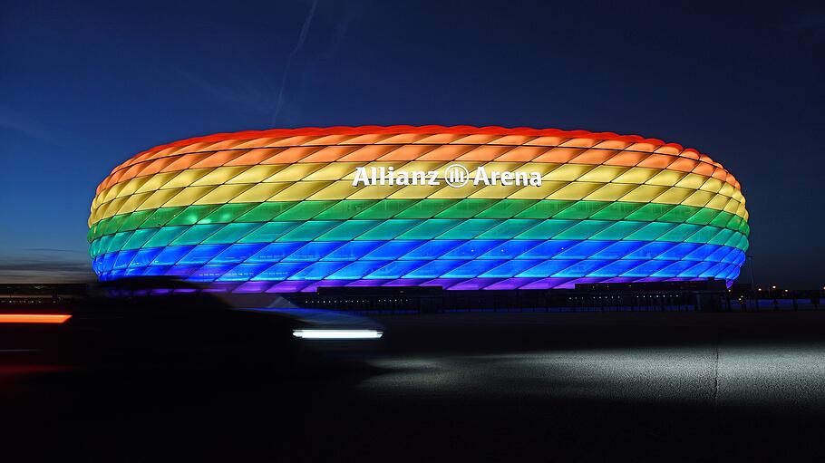 Münchner  Allianz Arena leuchtet in Regenbogenfarben