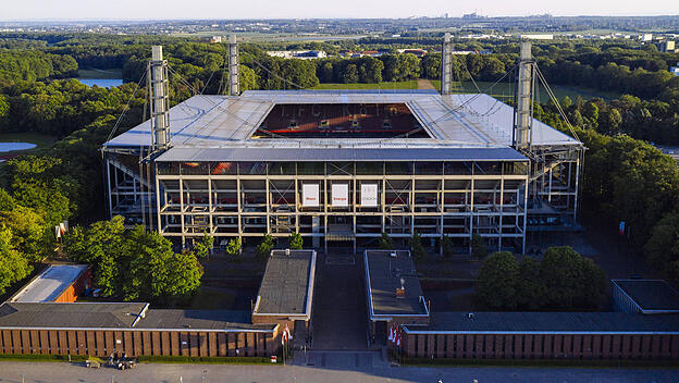 Das Kölner Fußball-Stadion RheinEnergieStadion in Müngersdorf
