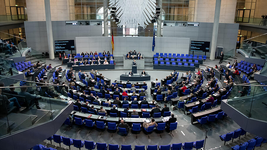 Mitglieder des Bundestages debattieren in einer Plenarsitzung