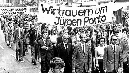 Beim Schweigemarsch gedachten etwa 3 000 Bankangestellte des ermordeten Vorstandssprechers der Dresdner Bank Jürgen Ponto