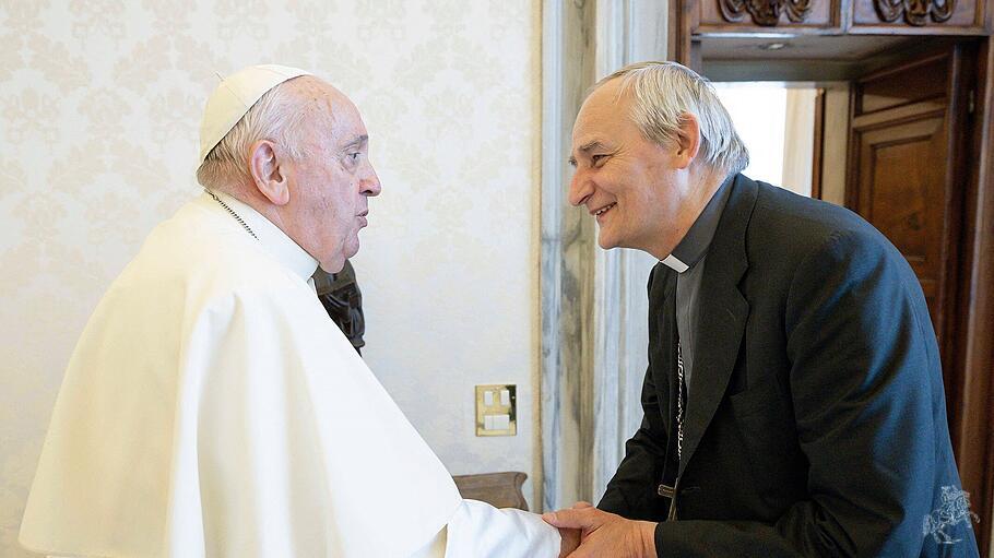 Papst Franziskus und Kardinal Zuppi