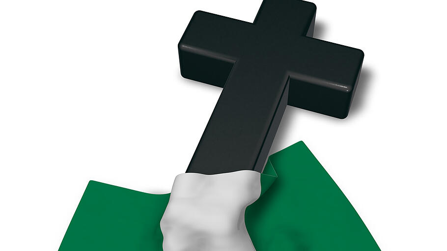 Flagge von Nigeria über dem Kreuz