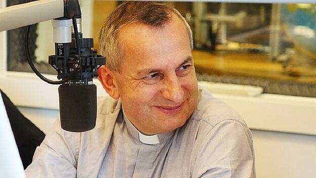 Pfarrer Richard Kocher hat als Leiter und Gründer von Radio Horeb