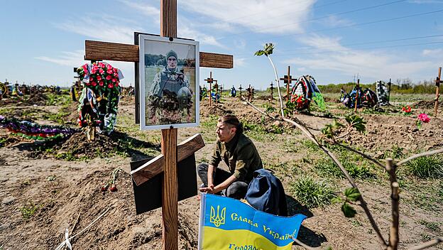 Dnipro: Soldat sitzt vor dem Grab seines älteren Bruders