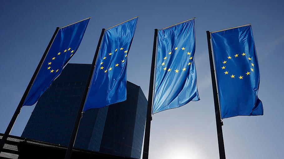 EU-Flaggen vor der Europäischen Zentralbank (EZB) in Frankfurt. Angesichts der Rekordinflation in der Eurozone hat die