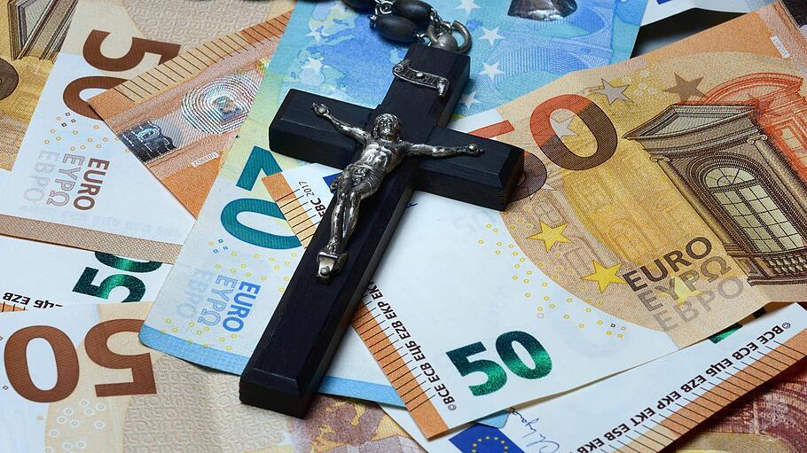 Kruzifix und Geldscheine
