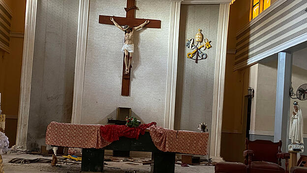 Blick auf den Altar der katholischen Kirche St. Francis nach einem Angriff