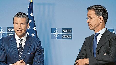 US-Verteidigungsminister Pete Hegseth (links) mit NATO-Generalsekretär Mark Rutte