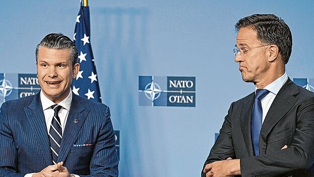 US-Verteidigungsminister Pete Hegseth (links) mit NATO-Generalsekretär Mark Rutte