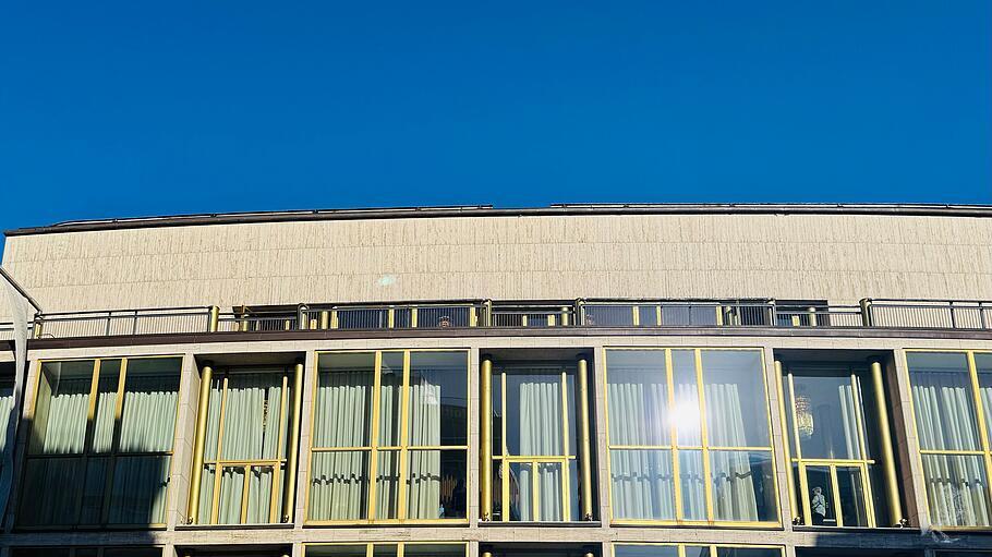 Der ikonische Bau der Hamburgischen Staatsoper im Stil der 1950er-Jahre soll durch einen spektakul&auml;ren Neubau an der Elbe ersetzt werden, voraussichtliche Kosten: eine Milliarde Euro.