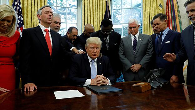 U.S. Präsident Donald Trump beim Gebet für die Betroffenen des Hurricane Harvey im Oval Office