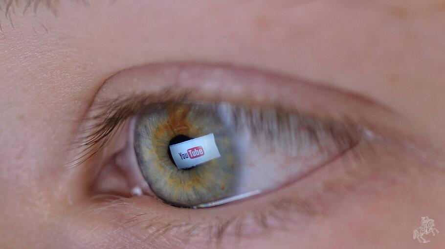 Youtube-Logo spiegelt sich im Auge