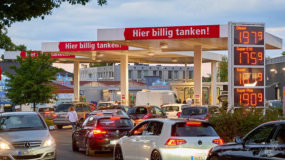 Schlange vor einer Tankstelle 2022