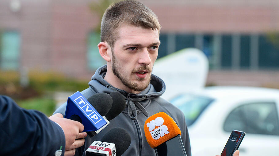 Tom Evans spricht vor dem Alder Hey Hospital mit Journalisten