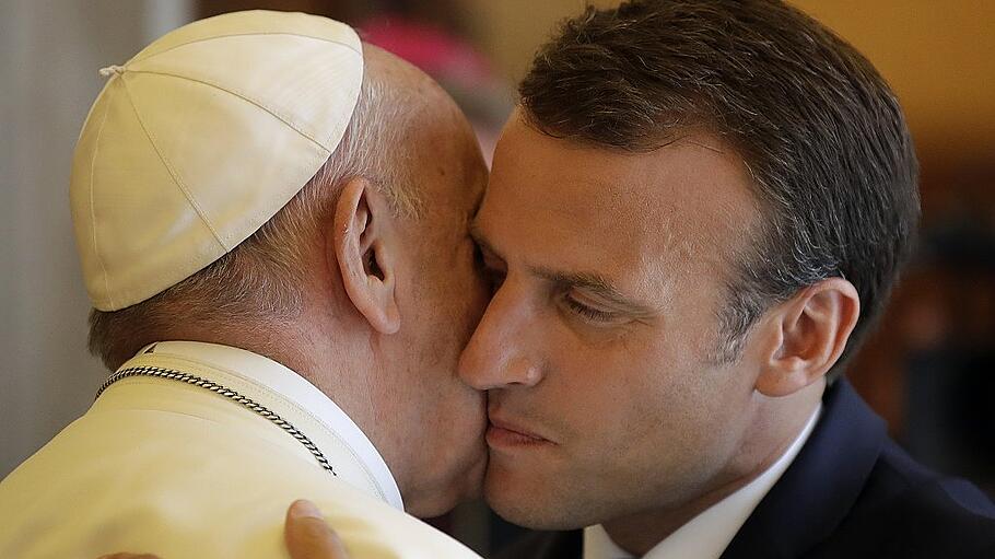 Papst Franziskus empfängt Frankreichs Präsident