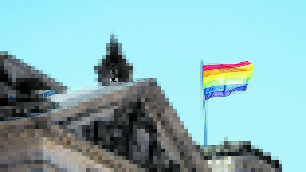 Regenbogenflagge am Reichstag
