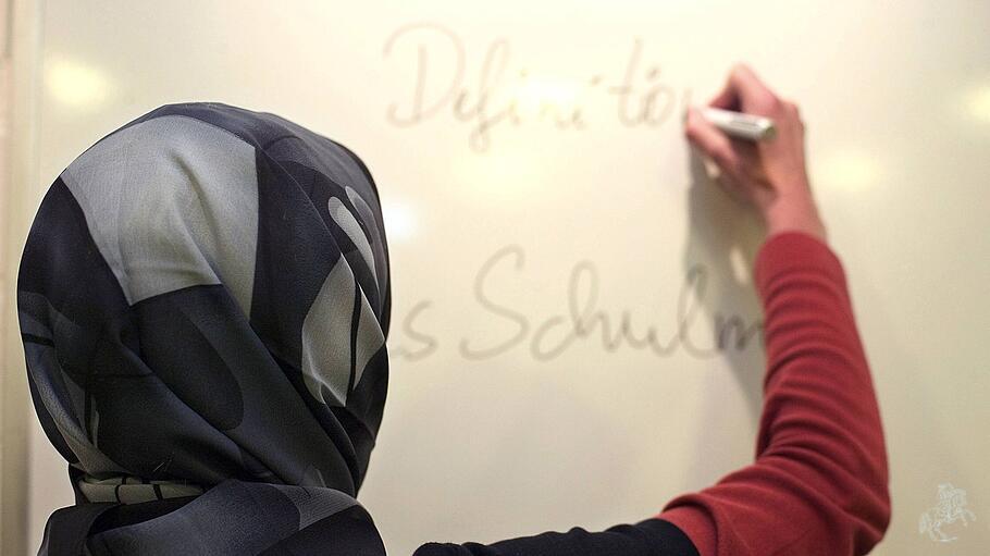 Lehrerin mit Kopftuch in einer deutschen Schule