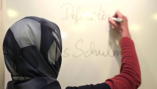 Lehrerin mit Kopftuch in einer deutschen Schule