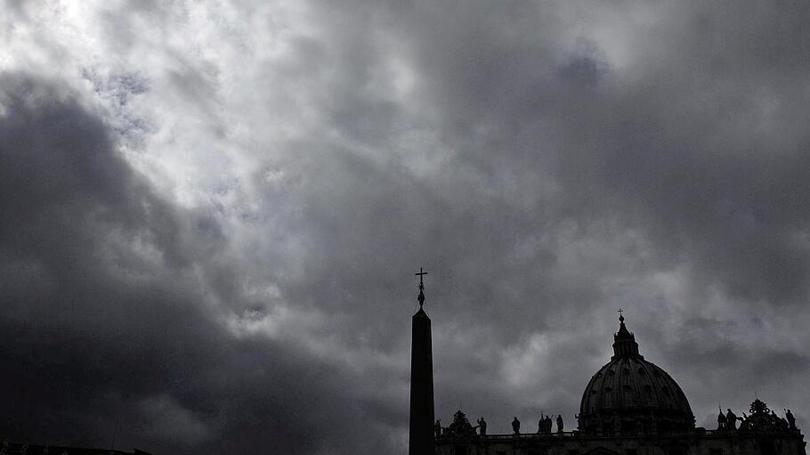 Dunkle Wolken über dem Petersdom