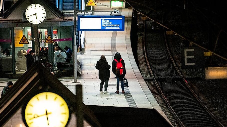 Warnstreik bei der Bahn - Hamburg Hauptbahnhof