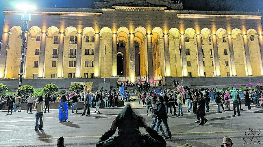 Georgier demonstrieren vor dem Parlament in der Hauptstadt Tbilisi (Tiflis)