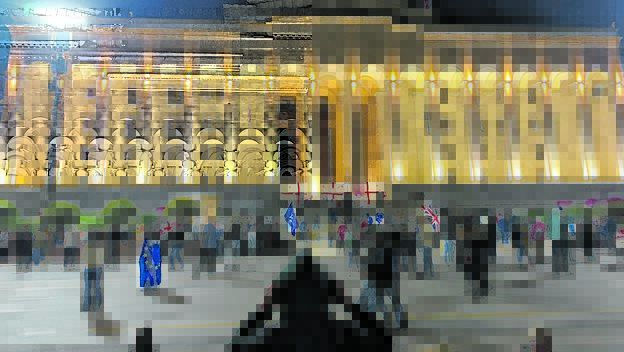 Georgier demonstrieren vor dem Parlament in der Hauptstadt Tbilisi (Tiflis)