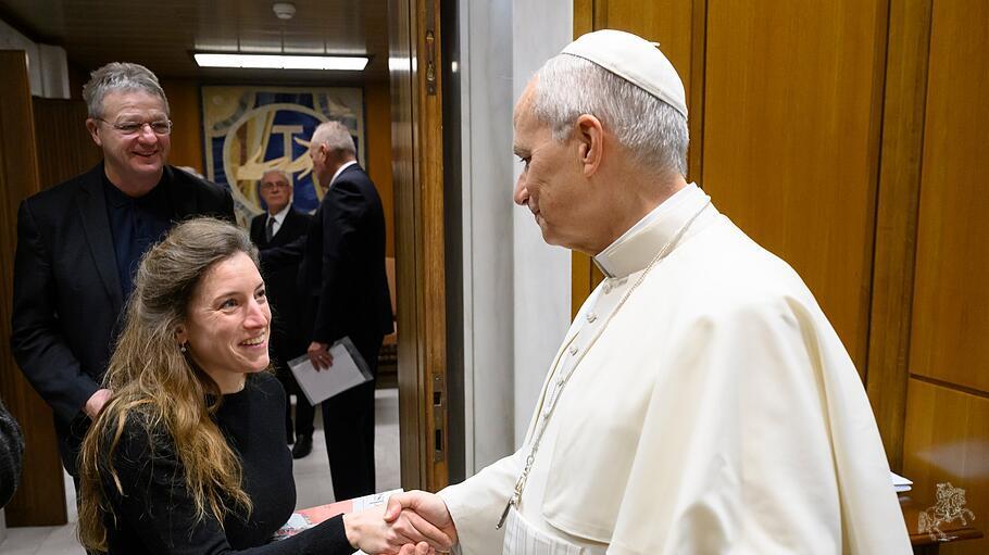 Die Chefredakteurin der „Tagespost“, Franziska Harter, trifft Papst Leo den XIV. zu einer Privataudienz im Vatikan
