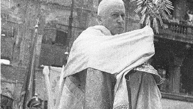 August Kardinal Hlond trug 1946 den Corpus Christi durch das zerstörte Warschau.
