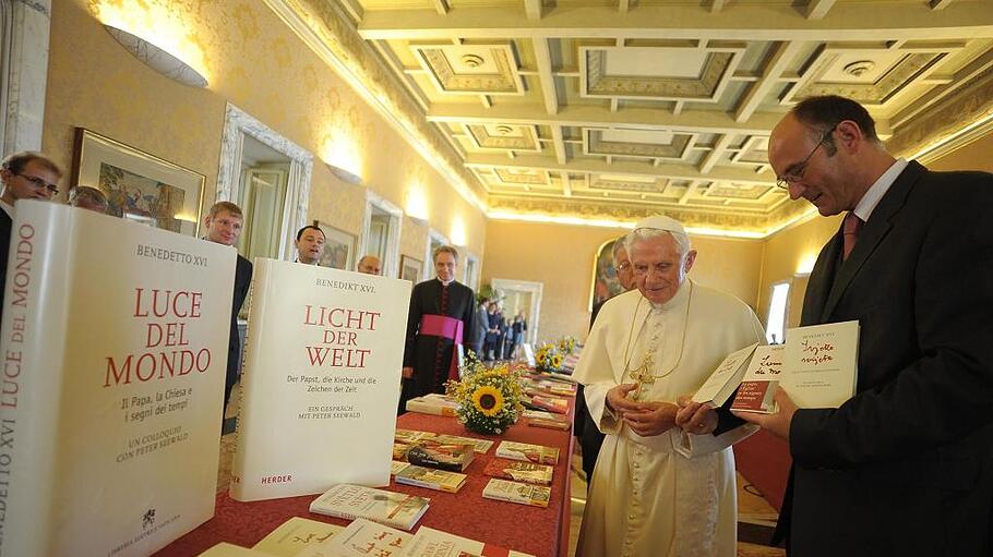 Papst Benedikt XVI. mit Manuel Herder bei einer Präsentation aller Bücher von Benedikt XVI.
