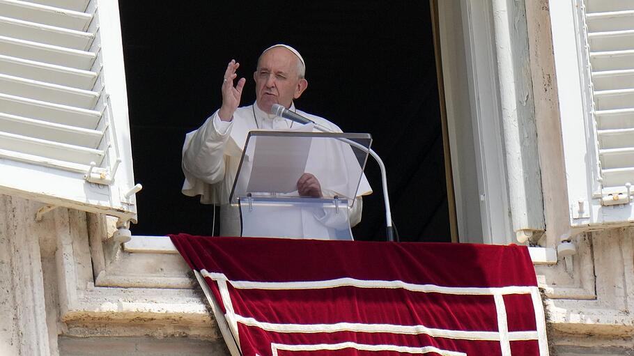 Ob und wann Papst Franziskus vom Fenster grüßt, bleibt unbekannt.