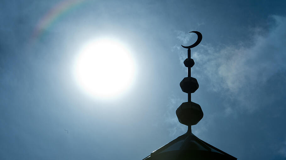 Halbmond auf dem Minarett der Abubakr Moschee in Frankfurt (Hessen)