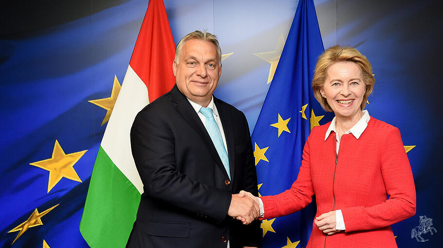 Von der Leyen begrüßt Orban bei der Europäischen Kommission