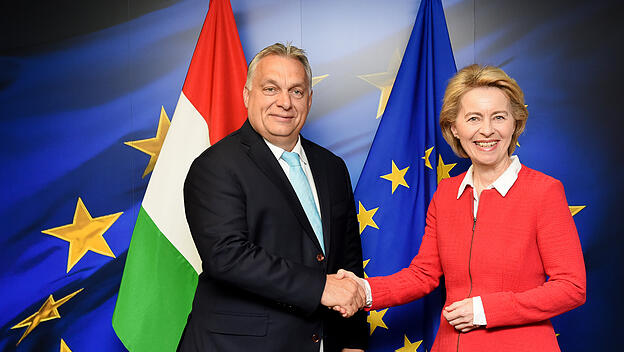 Von der Leyen begrüßt Orban bei der Europäischen Kommission